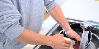 妻は私の行動を監視し、ダメ出しする。おかしなルールを強制され、皿洗いに1時間もかかる。