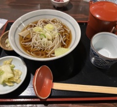 弥助そば 秋田総本店（秋田・千秋久保田町）の「冷がけ蕎麦」