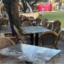 アメリカのレストラン　お皿の割にテーブル小さすぎない⁉️問題