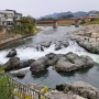 家族旅行の帰りに川の岩場に来ていた父親（36）、岩から岩へ飛び移る際にバランスを崩して転落し死亡