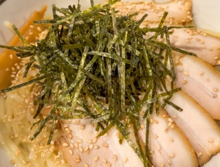 「油そば・まぜそば ロマン 高槻店」の『肉盛り油そば』（高槻市高槻町）【たかつーグルメ】