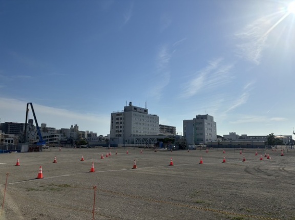 イシバシプラザ跡地。フェンスの向こうでは、カラーコーンが並べられてた。令和8年6/1(月)の様子