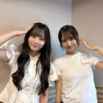上村ひなのちゃん白シャツでインナー着てもオフショットだとやっぱり透けちゃってる件