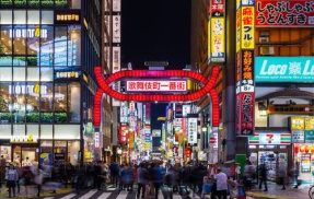 歌舞伎町に２万円配りまくっている謎の外国人がいると話題に