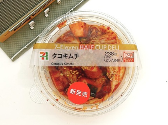 【1133レビュー目/８６点】セブンイレブンのハーフカップデリ『タコキムチ』は野菜とたんぱく質が摂れる低カロリー発酵食品！食事の一品にもおつまみにも！