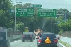 アヒルの浮き輪で車のナンバープレートを隠し走行、水鉄砲で水を放った3人書類送検