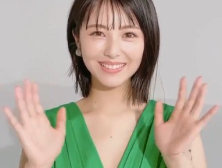 【画像】浜辺美波さん、胸元が大胆に開いたドスケベなドレスを着てしまうｗｗｗ
