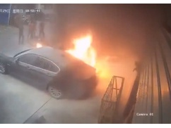 【動画】爆発炎上した中国ＥＶに水と消火器で立ち向かった男、絶望・・・