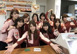 【こ、このポーズは…】こんなかわいい店員いたら毎日通うよな？な？ｗｗｗ