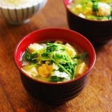 『レンジで！豆苗とキャベツと厚揚げの味噌汁【#簡単レシピ #時短料理 #レンチン #電子レンジ料理 #レシピ #お味噌汁 #鶏むね肉 #豆苗 #キャベツ #厚揚げ】【レシピ2296】』の画像
