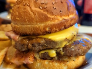 Public House Calm （パブリックハウスカーム）に大きいハンバーガーを食べに行ったよっと(愛知県 名古屋市 西区  庄内通駅)