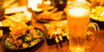 友達の弟カップルと飲み屋でばったり。こっちが先に会計する時にそのカップルのお会計も払っておいたんだけど、その後…