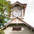 赤い屋根と白い壁が特徴の「札幌時計台」の旅