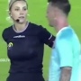 【サッカー】女性レフェリーがカードを出すふりして汗を拭くイタズラ動画！⇒ってかそもそもこのレフェリー美人すぎない？？？カワイすぎない！？？？？？