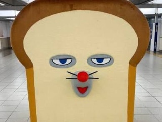JR池袋駅に大きな「パンどろぼう」と「にせパンどろぼう」が出現！アニメ『パンどろぼう』大型広告実施
