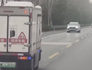 【朗報】中国のAI搭載無人配達車、逆走運転できる特権を持っていた！！