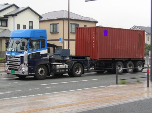 大型トレーラーが急ブレーキして、荷物が運転席に崩れ運転手が死亡した事故で、そのトレーラーが映ったドラレコ動画が話題に　事故の原因も判明か？