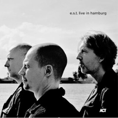 ●新品LP● E.S.T.(ESBJORN SVENSSON TRIO) E.S.T.(エスビョルン・スベンソン・トリオ) / LIVE IN HAMBURG：e.s.t.(エスビョルン・スヴェンソン・トリオ)の絶頂期を捉えた歴史的名ライヴ作品