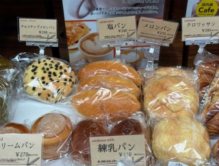 小倉の魚屋さんとかお寿司の紹介をしようと思ったけど、写真アルバム見てたらパン屋さんの方が全然おもしろいのだ。サーフィンってパン知ってる？こんなクリームパンみたことある？