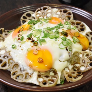 シャキシャキ食感♪レンコン目玉焼き丼