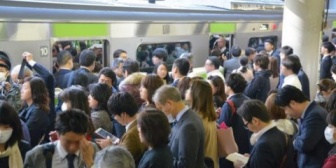 【スカッと】お嬢様な友人と電車に乗ったとき、友人の後ろに先週私にチカンした男が。助けなきゃと思っていたら…