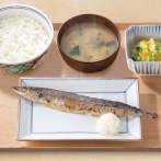 X民、吉野家で外国人から提供された秋刀魚定食にブチギレてしまう…