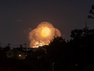 安威川ダムから見えた「EXPO Thanks 花火大会」の花火。最終日