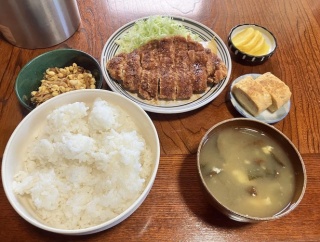 今日のお昼ご飯はトンカツやで！