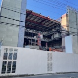 『日新町に11階建てのマンションが建設されるらしい。解体工事中のコナミ跡地があるところ』の画像