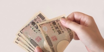 【悩み】嫁がお小遣い(5万)を保険や下着、生理用品、化粧水とかにも使っててカツカツで、多分貯金も崩してるんだが…