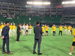 武田翔太と又吉克樹がドームであいさつ「この戦力外を通過点と思えるように」