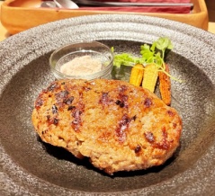 池袋「THE CELLAR TOKYO（ザ・セラー・トーキョー）」でハンバーグを食す
