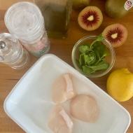 季節限定ルビーレッドキーウイとホタテのカルパッチョ