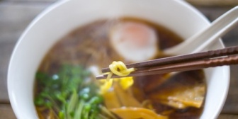 【泣いた】ウトメに自営の手伝いを無給でやらされていた私。→ある日トメに「お客に出すからなんかお菓子買ってこい」と無一文で放り出されて…