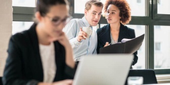 飲み会で「Aさんってかっこいいと思わない」と聞かれ「そうですねー」と返しただけで私がAさんを好きであるという噂が流れてしまった。しかもそれをAさんが信じてしまい…