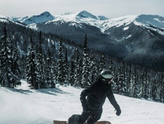 スキー場でスノボをしていた高齢男性が転倒し死亡　男性の孫が消防に通報