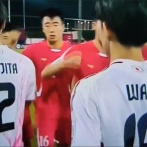 ◆悲報◆U17W杯試合前ハイタッチでグーパンチで感情込めて殴ってくる北朝鮮代表が異常すぎると話題に！
