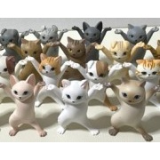 ペンを持ち上げるネコとペンを噛む猫
