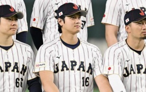 【画像】WBCのアメリカの解説者さん達、日本の客席の◯◯◯に夢中で試合そっちのけで盛り上がってしまう！　「日本では日常だけど海外では異次元の可愛さ」