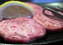牛タン食べ放題vs牛ホルモン食べ放題