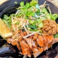 「タイキッチン５５５（ときわ台）」で「豚の汁なし麺」と「皮付き豚のガパオ炒め」