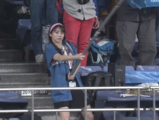 【動画】北海道日本ハムファイターズの団旗を振る牧野真莉愛ww