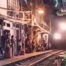 近くて危険すぎる！民家の真横を通る列車が近すぎて触れる距離って大丈夫？海外の反応