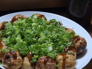 たこ焼き焼いてる