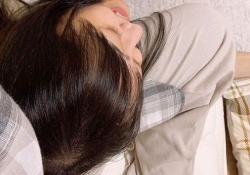 むふふｗｗｗ 向井葉月、後輩の膝に甘えるｗｗｗｗｗ