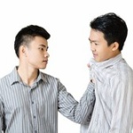 今日バイトで新入りのおっさんに胸ぐら掴まれたんやが俺が悪いのか？ 	