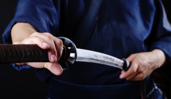 日本刀で体が切断されるのが謎すぎて仕方ないんだが…