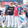 【日本ハム】「“代打の神様”がおじいちゃんの仲間入りを…」八木裕コーチの還暦を赤ユニで祝福