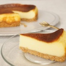 バスクチーズケーキとレアチーズケーキ、結局どっちがギフトに向いてる？【2026年版】
