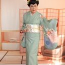 若草色の二尺袖着物・日本髪